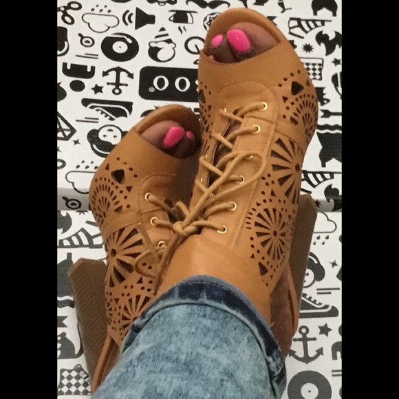 FIRM Laser Lace Up Cut Caged Peep Toe Heels NIB - Picture 3 of 6